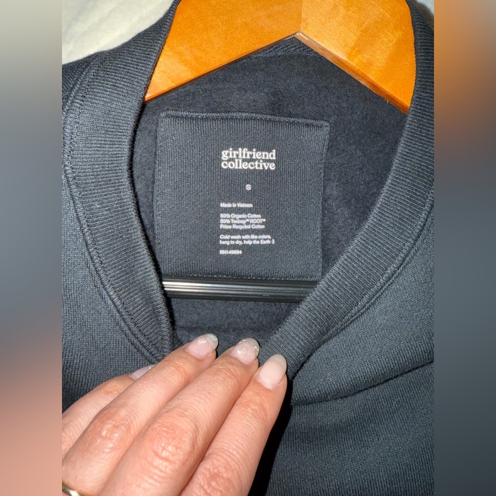 NWT Girlfriend Collective Black Crewneck - Picture 3 of 5